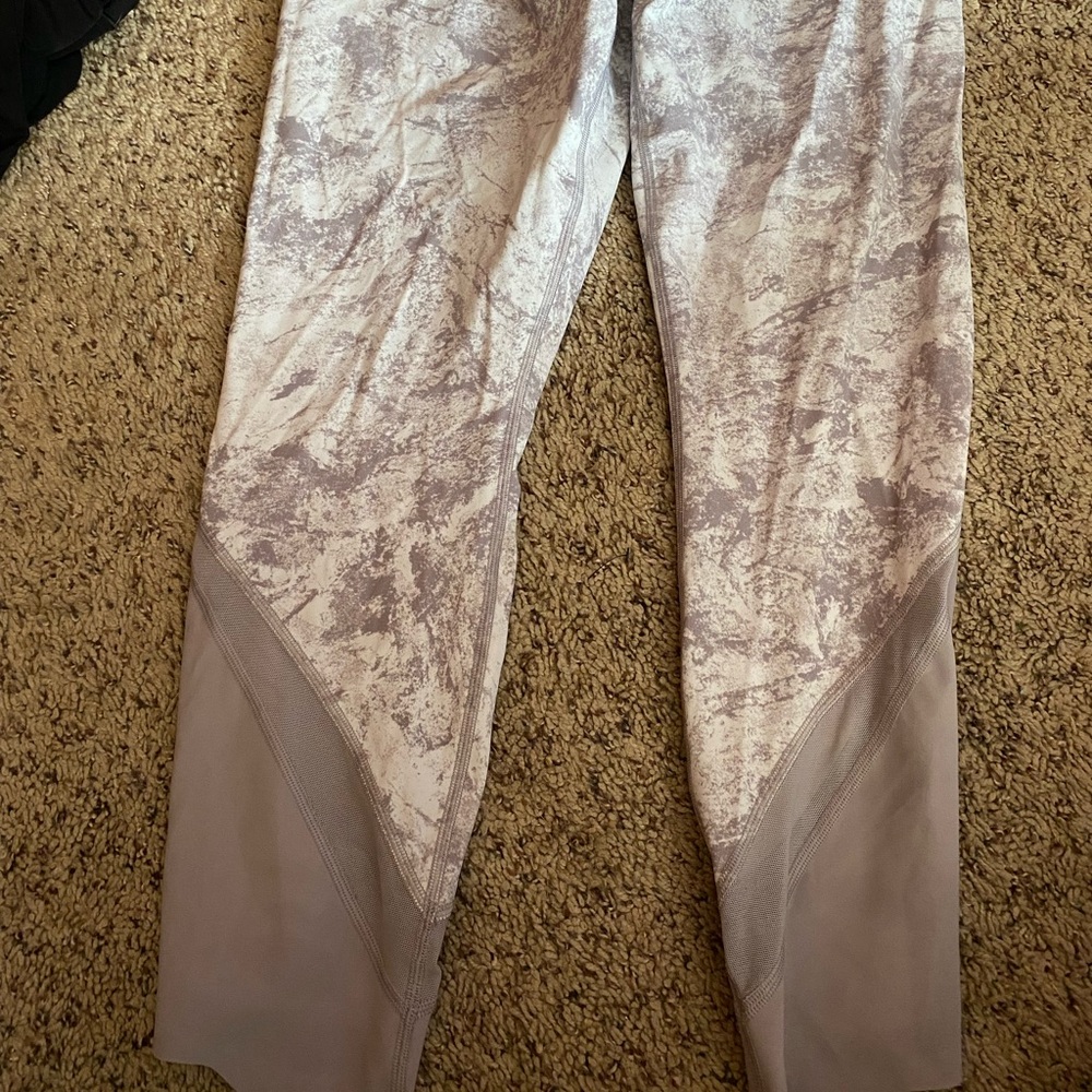 Lululemon crop leggings with scalloped bottom